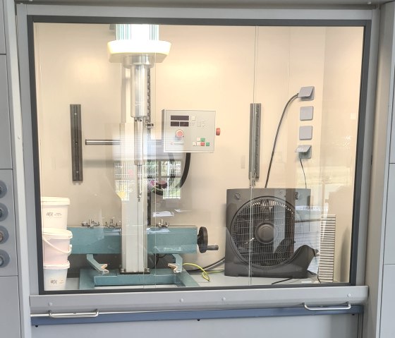 Der Abzug im Labor, &copy; MH Farbenmanufaktur GmbH