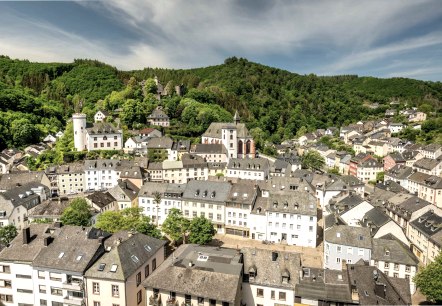 Blick &uuml;ber Neuerburg, &copy; Eifel Tourismus GmbH/Dominik Ketz