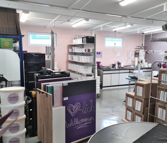 Die Farben werden den Kundenw&uuml;nschen entsprechend angemischt, &copy; MH Farbenmanufaktur GmbH