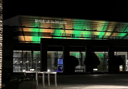 Stadthalle bei Nacht, &copy; TI Bitburger Land