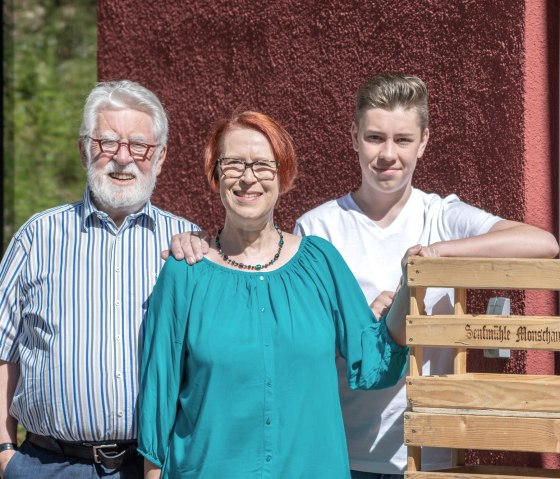 Guido, Ruth und Emil Breuer (.v.l.): Drei Genrationen der historischen Senfm&uuml;hle Monschau, &copy; Historische Senfm&uuml;hle Monschau