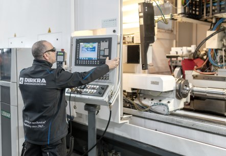 Ein Mitarbeiter an der Maschinensteuerung, &copy; DIRKRA Group