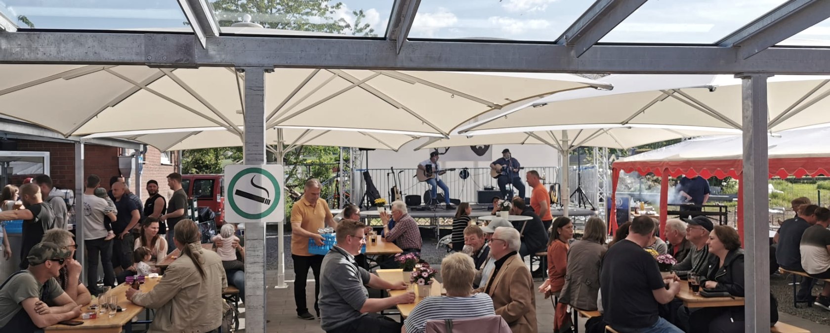 Livemusik im Biergarten bei bestem Wetter, © DODO-Treff