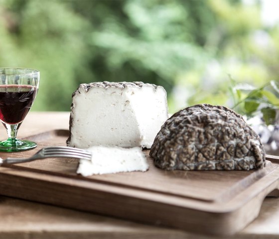 Vulkanhof Ziegenk&auml;se Eifelw&uuml;rze mit Rotwein, &copy; Andreas Goltz | phormat.de