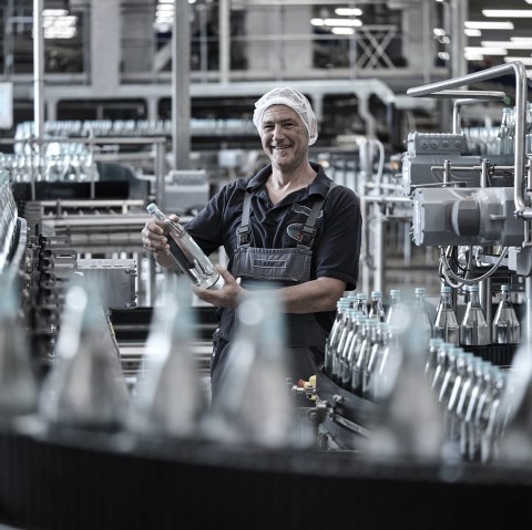 Qualit&auml;tskontrolle bei Gerolsteiner, &copy; Gerolsteiner Brunnen GmbH & Co. KG