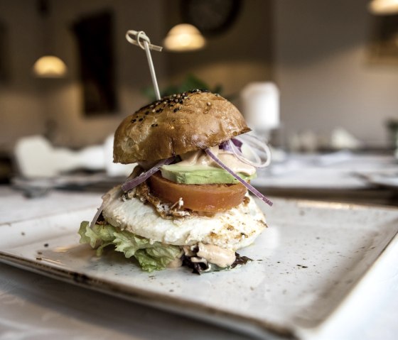 Landgasthaus "Zum Kreuzberg" Burger, &copy; CC BY-SA Andreas Goltz