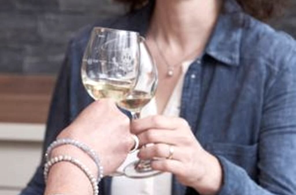 Ansto&szlig;en Wein L&uuml;tticken, &copy; Tourist-Information Wittlich Stadt & Land