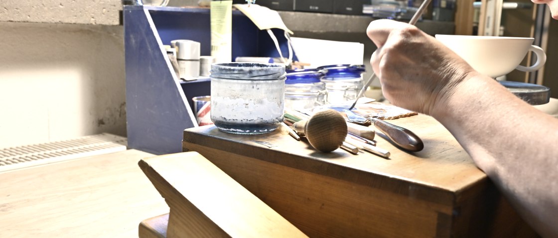 In der Porzellanmalerei, &copy; Sebastian Kriesmer