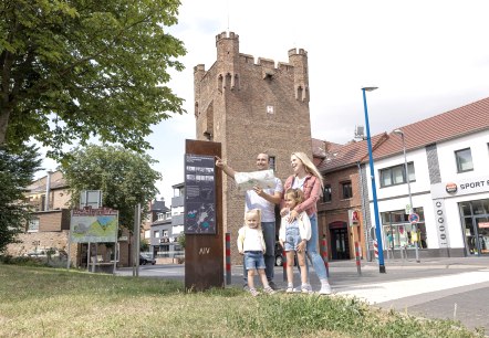 Ausflug in Z&uuml;lpich. Am M&uuml;nstertor, &copy; Eifel Tourismus GmbH/Tobias Vollmer