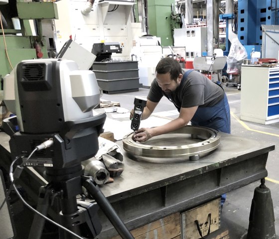 Mitarbeiter an der Maschine, &copy; Hecker &amp; Krosch GmbH