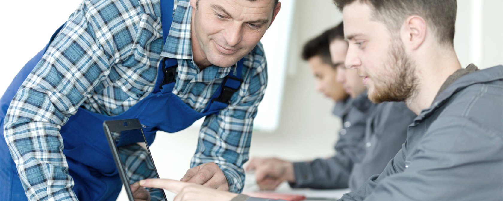 Ausbildung KfZ, &copy; Adobe Stock / auremar 