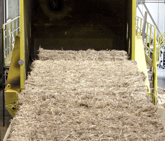 Das Stroh wird gefiltert, gereinigt und geschnitten, &copy; creapaper GmbH