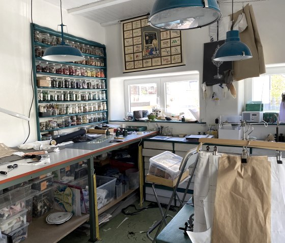 Kn&ouml;pfe- und Stofflager, &copy; Angelika Koch