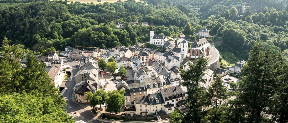 Blick &uuml;ber Neuerburg, &copy; Eifel Tourismus GmbH/Dominik Ketz