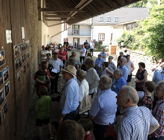 Im Herzen der Vulkaneifel, eng verbunden mit der Natur, am Fu&szlig;e des Katzenbergs, liegt die Kleinstgemeinde Basberg. 93 Einwohner/innen zwischen null und 93 Jahren, wovon 25 unter 18 Jahre sind, gestalten unser Leben im Dorf lebendig. Eine gesunde Mischung aus Tradition, Neuem, ein Leben in und mit der Natur sind Motor f&uuml;r ein kontinuierliches b&uuml;rgerliches Engagement, das in den letzten Jahrzehnten viel bewegt hat. Basberg, ein Ort zum Leben und Wohlf&uuml;hlen., &copy; BLE