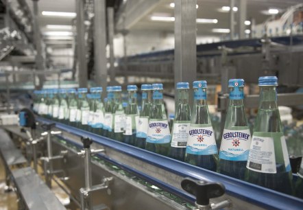 Gerolsteiner auf F&ouml;rderband, &copy; Gerolsteiner Brunnen GmbH &amp; Co. KG