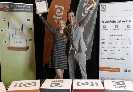 Yvonne Vilela und Malte Tack (Gesch&auml;ftsf&uuml;hrer Vulkan Brauerei) freuen sich &uuml;ber den EIFEL Award 2025, &copy; Eifel Tourismus/Petra Grebe