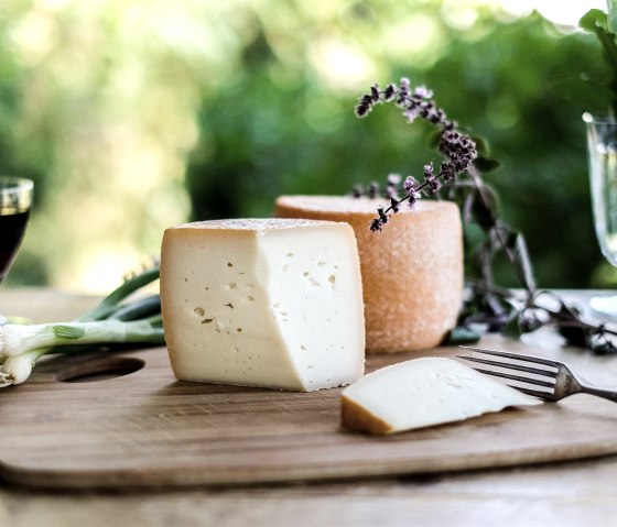 Vulkanhof Ziegenk&auml;se Eifelw&uuml;rze, &copy; Andreas Goltz | phormat.de