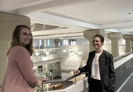 Carola Schwarz, Teamleiterin f&uuml;r den Bereich Kultur- und Personalmanagement (rechts) und Mitarbeiterin Sarah Gibalowski in der Gesch&auml;ftsstelle der Volksbank Eifel eG., &copy; Eifel Tourismus