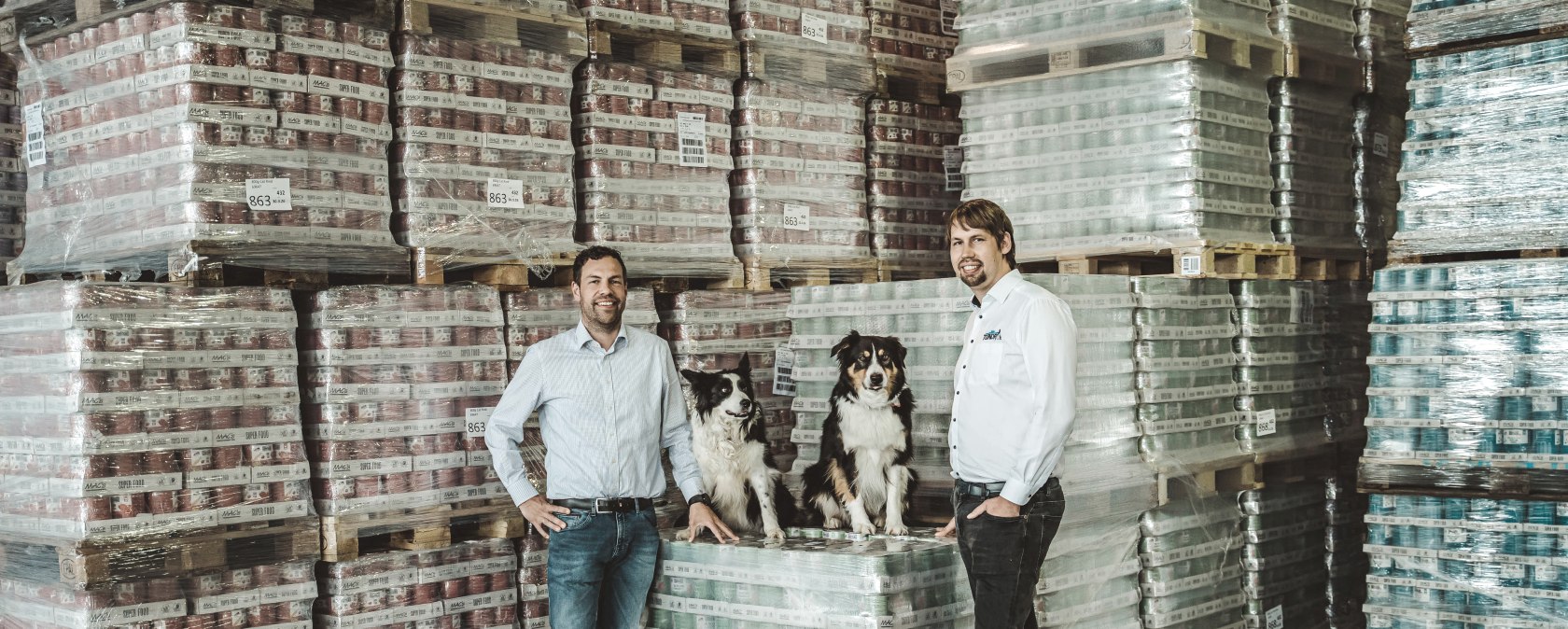 Die Br&uuml;der Michael (li) und Markus Koller mit ihren Hunden im Lager, &copy; Lorena Kr&auml;mer