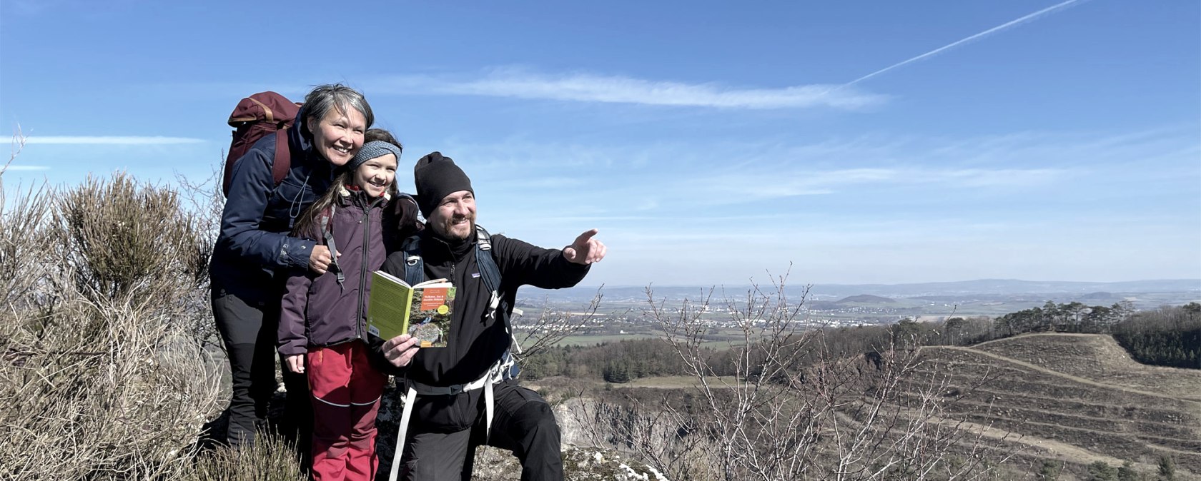 Sven Nieder, Laali Lyberth und Tochter Nivikka lieben es, auf Entdeckungstour durch die Eifel zu gehen &ndash; nat&uuml;rlich auch mit einem Geo-Reisef&uuml;hrer extra f&uuml;r Familien, der in ihrem Verlag erschien, &copy; Kraterleuchten Verlag