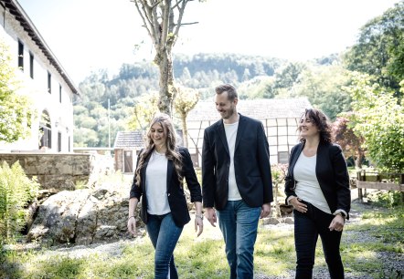 Die Mitarbeiter k&uuml;mmern sich um ihre Kunden, &copy; Raiffeisenbank Eifel eG