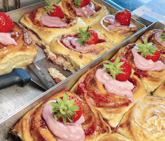 Im Caf&eacute; gibt es eine gro&szlig;e Auswahl an Kuchen und Geb&auml;ck, &copy; Krewelshof