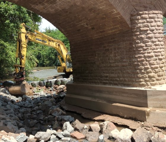 Arbeiten im Flussbett, &copy; HTI GmbH
