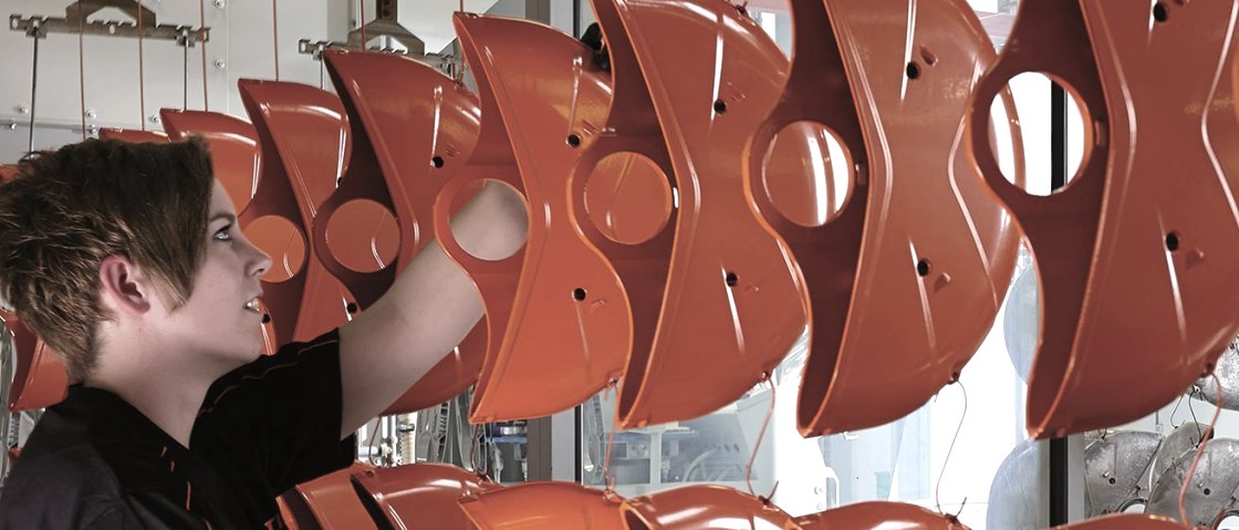 Magnesium Druckgussteile k&ouml;nnen in jeder gew&uuml;nschten Farbe beschichtet werden. Dazu garantieren 2 Pulverbeschichtungsanlagen mit modernster ESP-Technologie die hohe G&uuml;te und Qualit&auml;t der Beschichtung., &copy; Andreas Stihl AG &amp; Co. KG