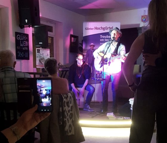 Auch Eifeltroubadour G&uuml;nter Hochg&uuml;rtel trat schon im DODO-Treff auf., &copy; DODO-Treff