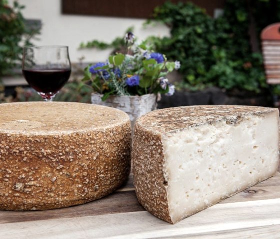 Beim Vulkanhof gibt es k&ouml;stlichen K&auml;se, &copy; Phormat