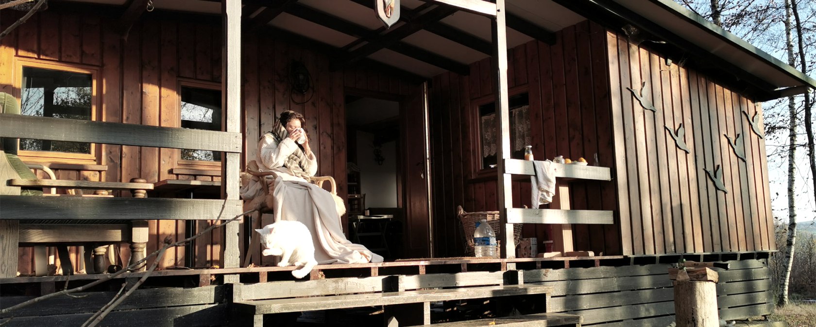 Im Einklang mit der Natur: In ihrer Waldh&uuml;tte finden die beiden Weltenbummler heute Ruhe und innere Zufriedenheit., &copy; Nathalie Schaus