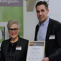 Die Gesch&auml;ftsf&uuml;hrer Iris Poth und Patrick Schmidder bei der &Uuml;bergabe des EIFEL Awards, &copy; Eifel Tourismus GmbH