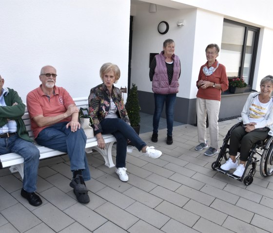 Die Bewohner treffen sicher gerne auf einen Plausch, &copy; Ado Blaeser