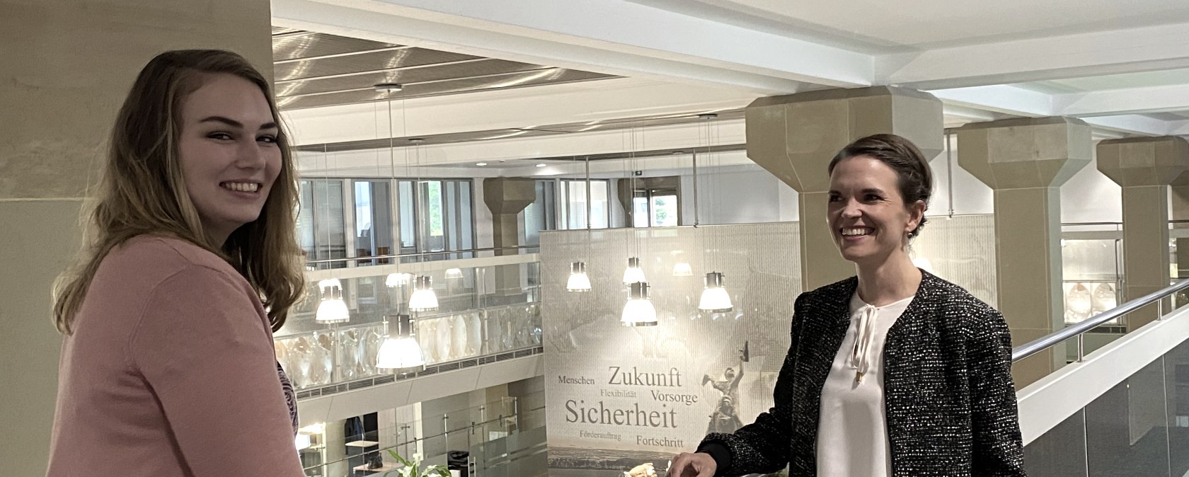 Carola Schwarz, Teamleiterin f&uuml;r den Bereich Kultur- und Personalmanagement (rechts) und Mitarbeiterin Sarah Gibalowski in der Gesch&auml;ftsstelle der Volksbank Eifel eG., &copy; Eifel Tourismus