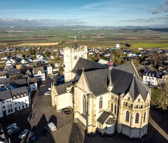 Blick auf M&uuml;nstermaifeld und das Maifeld, &copy; Eifel Tourismus GmbH, D. Ketz
