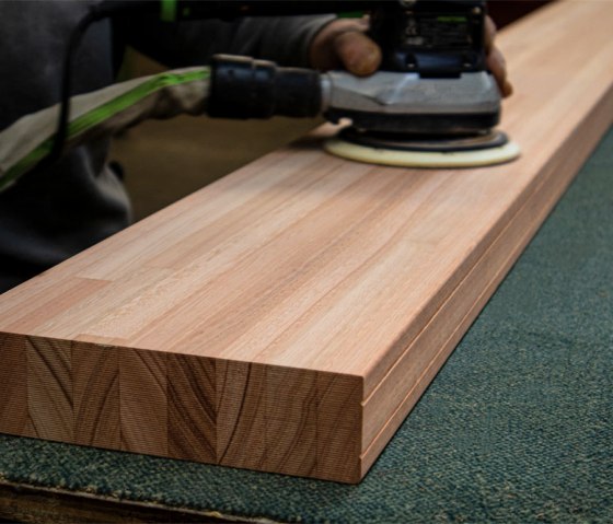 Neben der Serienfertigung entstehen - zum Teil noch in Handarbeit - Auftr&auml;ge mit au&szlig;ergew&ouml;hnlichen Formen., &copy; UNILUX