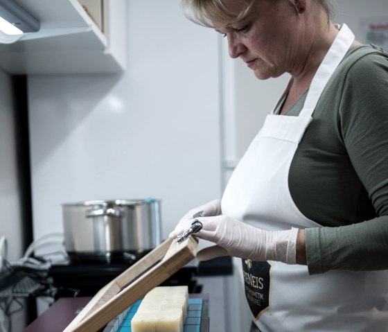 Susanne Aschentrup in ihrer Werkstatt, &copy; BieNeis