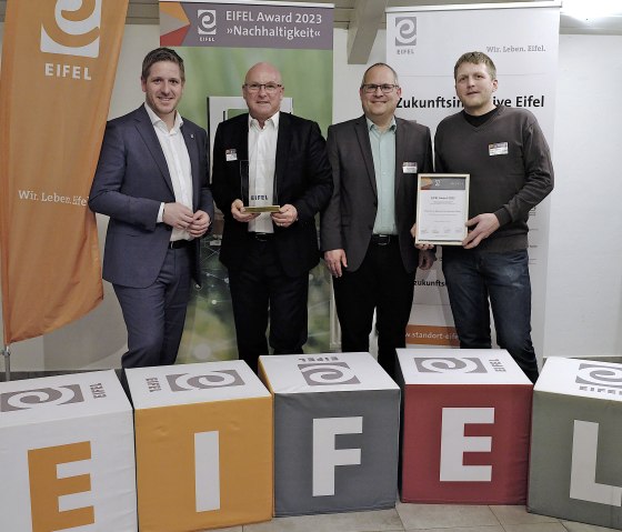 Die Therme Euskirchen hat den EIFEL Award Nachhaltigkeit gewonnen. Markus Ramers, Landrat Kreis Euskirchen mit Mitarbeitern, &copy; Eifel Tourismus/Petra Grebe