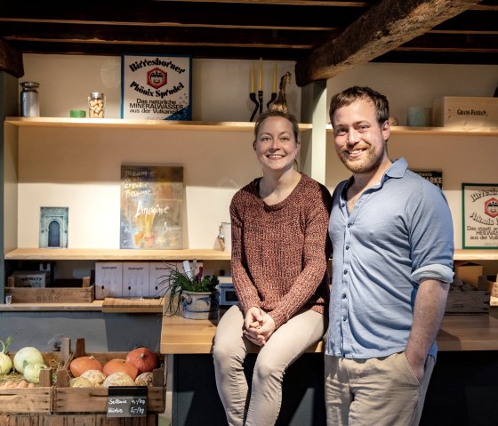 Alexandra Malzer und Max N&auml;ckel im Hofladen, &copy; Annas Eifelgarten
