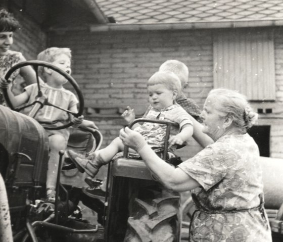 Kinder auf dem Traktor, &copy; Annas Eifelgarten