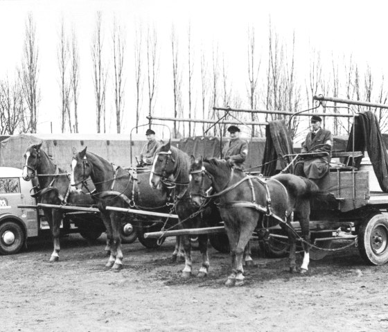 Die Anf&auml;nge bei dem Logistiker mit Pferdefuhrwerken, &copy; Hellmann Worldwide Logistics 