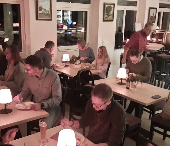 Die B&uuml;rger des Doppeldorfes kommen gerne zum Essen in den DODO-Treff, &copy; DODO-Treff