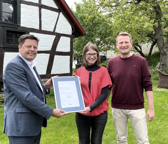 Christoph E&szlig;er-Ayertey von RAL Umwelt &uuml;berreichte Stephanie und Rolf Pannhausen das Zertifikat Eco-Label. , &copy; Angelika Koch/ET