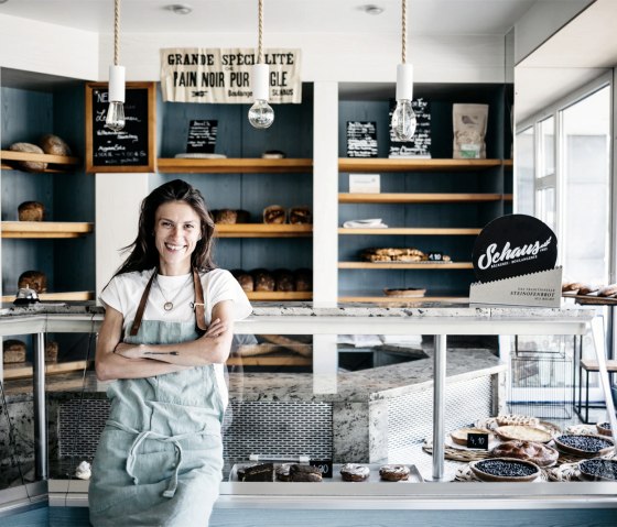 Nathalie Schaus im Verkaufsraum ihrer B&auml;ckerei, &copy; B&auml;ckerei Schaus