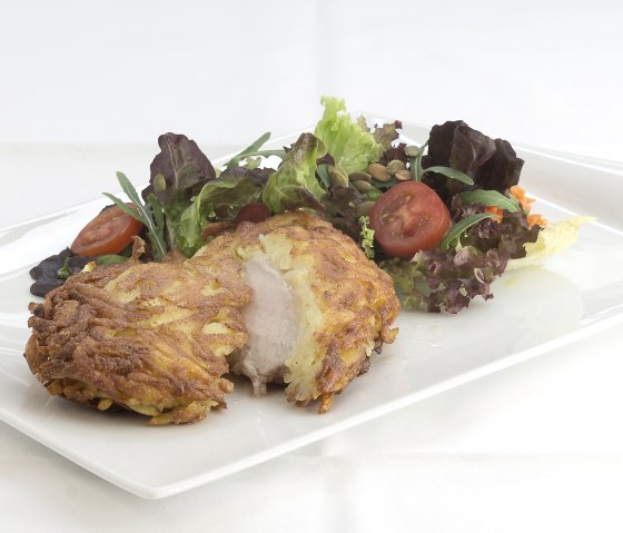 Das Eifelschnitzel ist ein beliebter Klassiker in Löffel's Landhaus, © Löffel's Landhaus