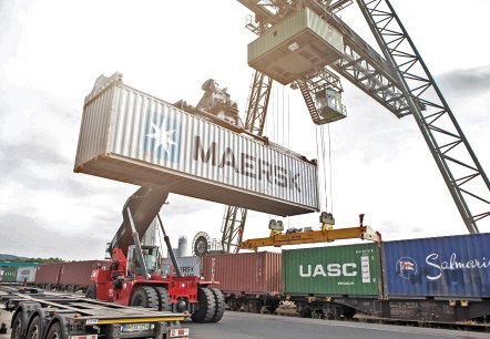 Containerumschlag, &copy; Trierer Hafengesellschaft mbH