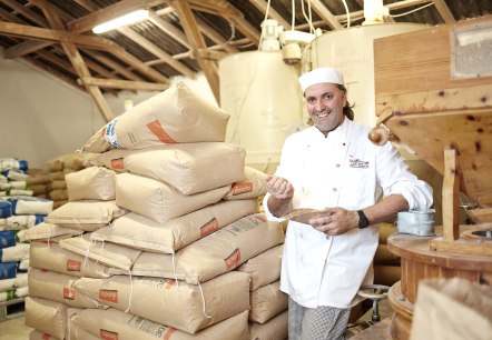 Josef Utters verwendet nur ausgew&auml;hlte Mehle, &copy; Susanne Schug