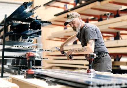 Handarbeit im Hallenbau, &copy; Zukunftsinitiative Eifel (c) Lars May
