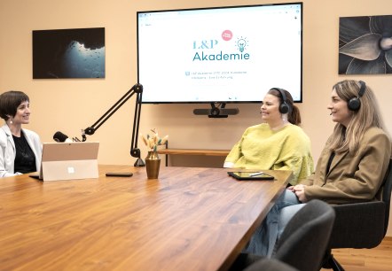 Annika G&ouml;rgen (links), Managing Board von Lehnen &amp; Partner, in der gemeinsamen Aufzeichnung des internen Podcasts zum Thema &bdquo;L&amp;P Akademie&ldquo; mit den beiden Teamleiterinnen Eva Klein (Mitte, HR) und El&eacute;na Molitor (rechts, Marketing) 